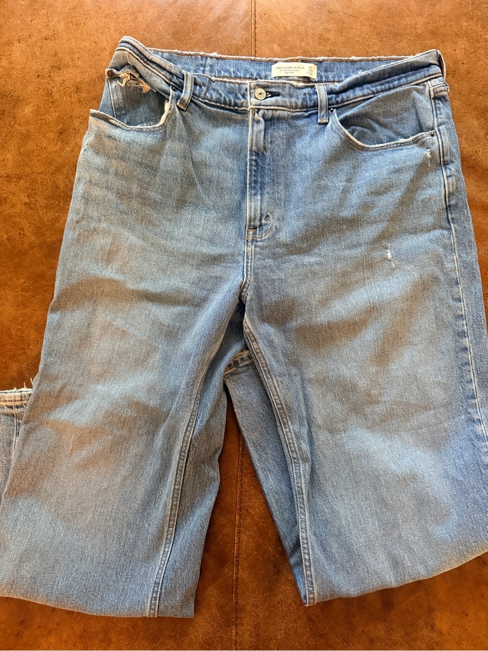 Abercrombie Light/Medium wash 90s Relaxed Jeans